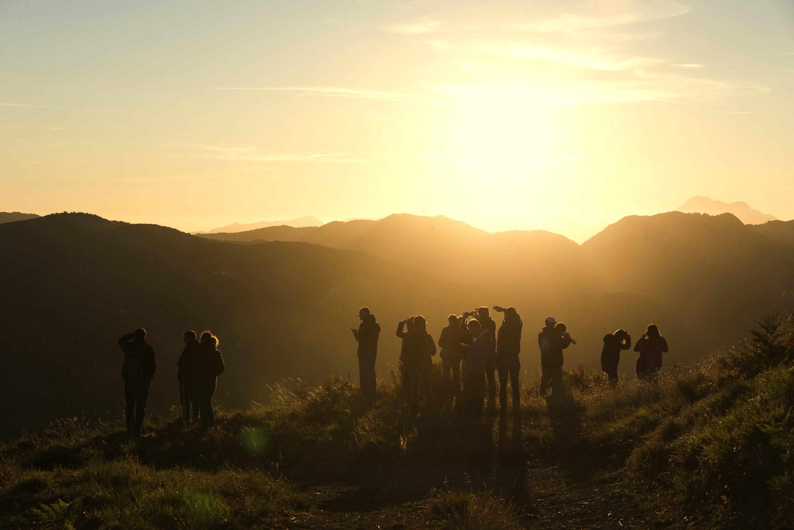 Giovedì 15 ottobre Il retreat inizierà con il buffet di benvenuto. Nel pomeriggio entreremo nel bosco per una sessione guidata di forest bathing. Al tramonto ci ritroveremo per l’aperitivo e, dopo cena, intorno al fuoco. Venerdì 16 ottobre La giornata inizierà con il QiGong e più tardi la mattina proseguirà sulle rive del Lago di San Vito; nel pomeriggio Simone guiderà una sessione InnerBreath dedicata al respiro. Dopo cena usciremo di nuovo nella riserva per osservare le stelle in compagnia di un astronomo. Sabato 17 ottobre  La prima pratica della giornata sarà all’alba, e consisterà in una sessione di respiro guidata da Simone.  Più tardi entreremo nel bosco per il foraging. Parte di ciò che sarà raccolto troverà posto a tavola a pranzo. Nel pomeriggio ci saranno tempo libero, yoga e movimento. La sera si concluderà con la cena accompagnata dalla musica.  Domenica 18 ottobre  L’ultima mattina inizierà nel bosco con il journaling. Dopo colazione partiremo per un trekking guidato nella riserva. Il pranzo di congedo sarà a Casa Luigi, prima della partenza.